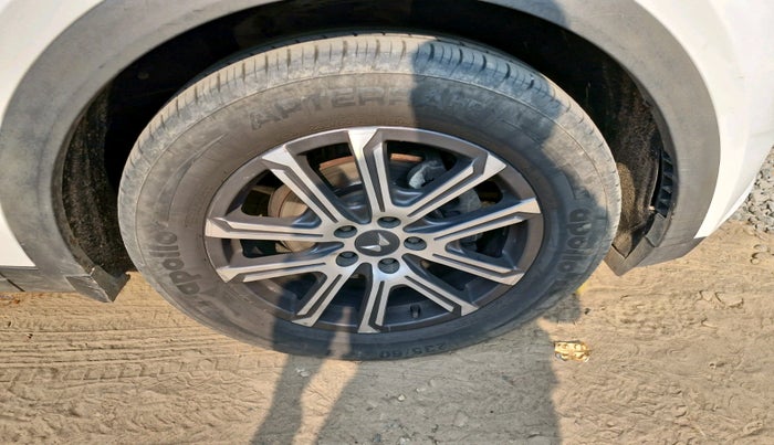 2022 Mahindra XUV700 AX 7 D AT AWD 7 STR, Diesel, Automatic, 75,819 km, tyre