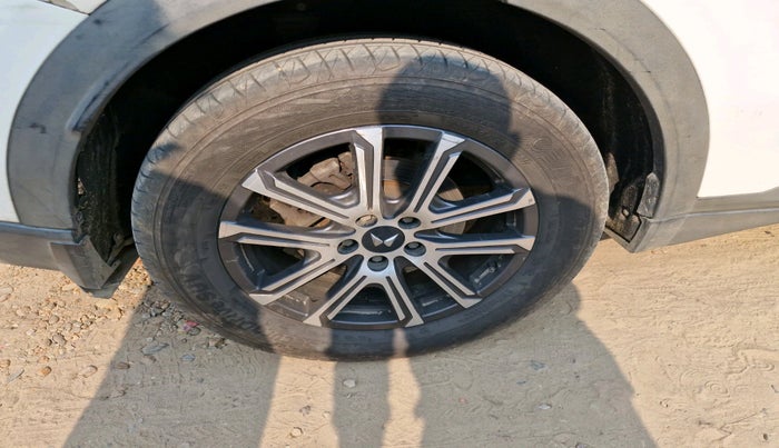 2022 Mahindra XUV700 AX 7 D AT AWD 7 STR, Diesel, Automatic, 75,819 km, tyre