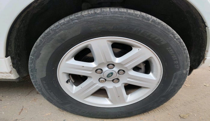 2013 Landrover Freelander 2 TD4 SE, Diesel, Automatic, 1,22,307 km, tyre