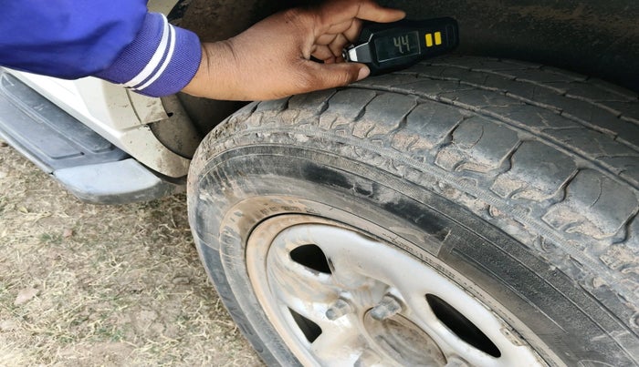 2015 Tata Safari Storme 2.2 EX 4X2, Diesel, Manual, 1,09,403 km, tyre