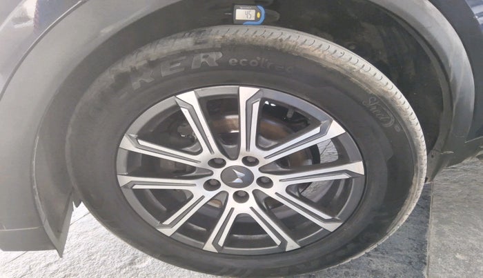 2023 Mahindra XUV700 AX 7 LUXURY D AT 7 STR, Diesel, Automatic, 60,253 km, tyre