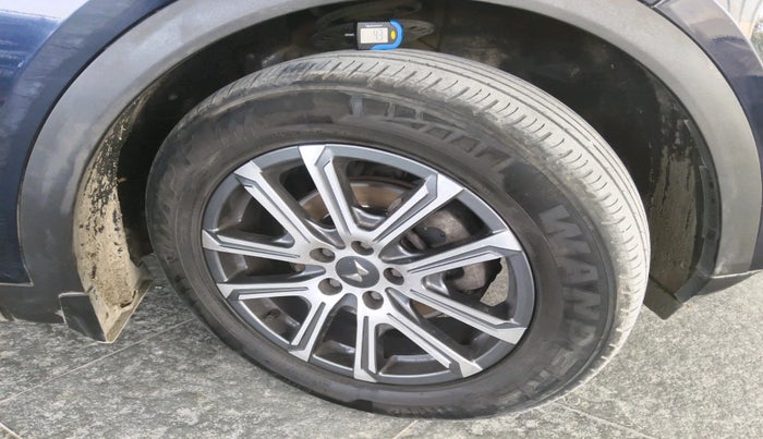 2023 Mahindra XUV700 AX 7 LUXURY D AT 7 STR, Diesel, Automatic, 60,253 km, tyre