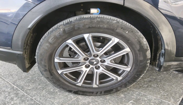 2023 Mahindra XUV700 AX 7 LUXURY D AT 7 STR, Diesel, Automatic, 60,253 km, tyre