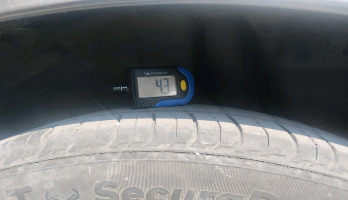 2018 Maruti Ciaz ALPHA  AT 1.5 SHVS PETROL, Petrol, Automatic, 1,18,745 km, tyre