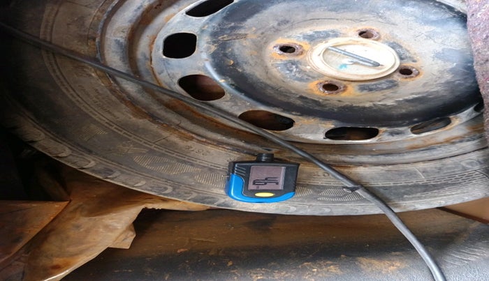 2011 Ford Figo ZXI 1.2 PETROL, Petrol, Manual, 1,21,930 km, tyre