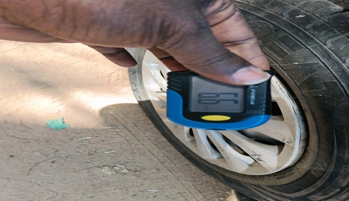 2015 Maruti Swift LXI, Petrol, Manual, 2,09,856 km, tyre