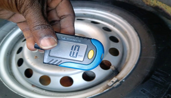 2015 Maruti Swift LXI, Petrol, Manual, 2,09,856 km, tyre