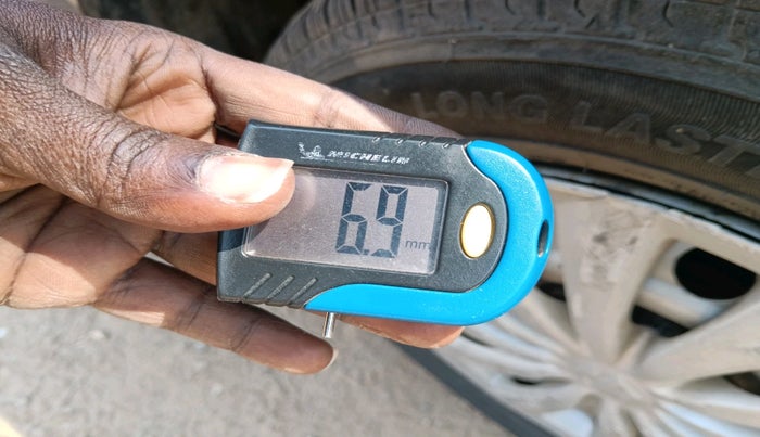 2015 Maruti Swift LXI, Petrol, Manual, 2,09,856 km, tyre