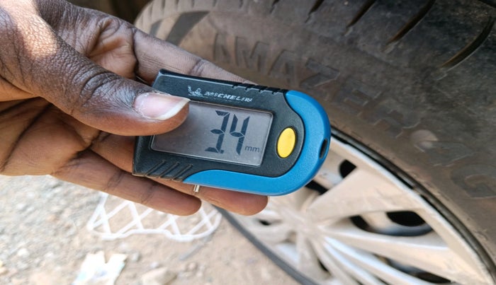 2015 Maruti Swift LXI, Petrol, Manual, 2,09,856 km, tyre