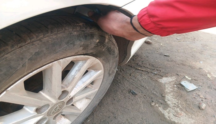 2014 Toyota Camry 2.5L AT, Petrol, Automatic, 1,20,888 km, tyre