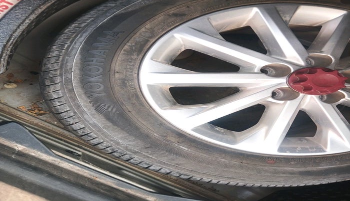 2014 Toyota Camry 2.5L AT, Petrol, Automatic, 1,20,888 km, tyre