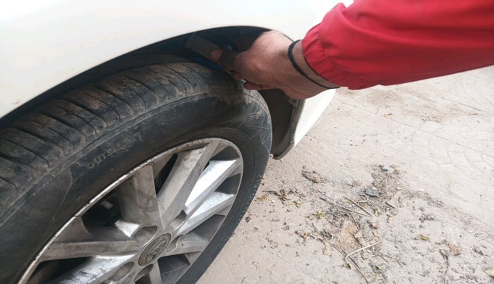 2014 Toyota Camry 2.5L AT, Petrol, Automatic, 1,20,888 km, tyre