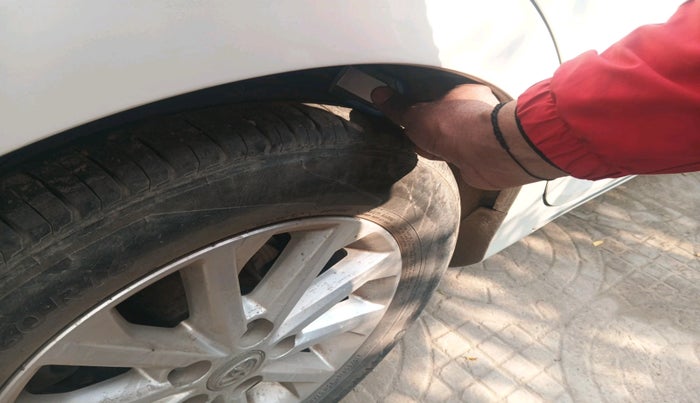 2014 Toyota Camry 2.5L AT, Petrol, Automatic, 1,20,888 km, tyre