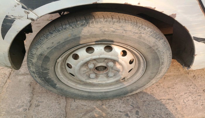 2012 Hyundai Eon ERA + LPG, Petrol, Manual, 1,07,634 km, tyre