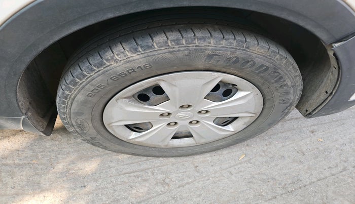 2017 Hyundai Creta E PLUS 1.6 PETROL, Petrol, Manual, 62,576 km, tyre