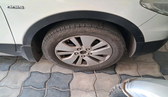 2015 Maruti S Cross ZETA 1.6, Diesel, Manual, 1,18,029 km, tyre