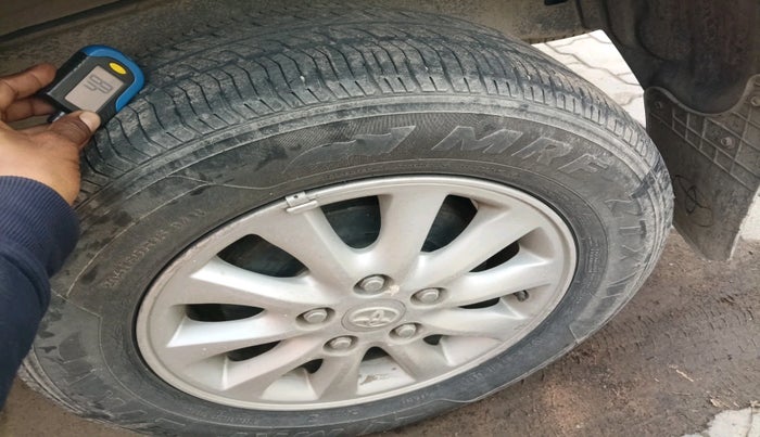 2012 Toyota Innova V 2.5 7 STR, Diesel, Manual, 1,04,198 km, tyre