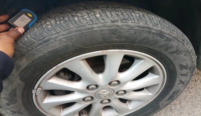 2012 Toyota Innova V 2.5 7 STR, Diesel, Manual, 1,04,198 km, tyre