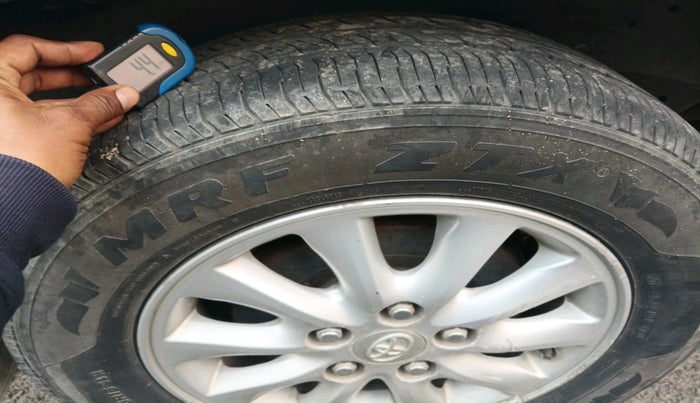 2012 Toyota Innova V 2.5 7 STR, Diesel, Manual, 1,04,198 km, tyre