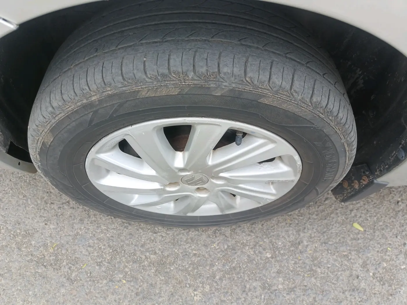 2015 Maruti Swift Dzire ZXI, CNG, Manual, 1,75,742 km, tyre