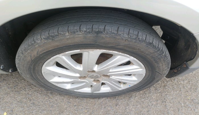 2015 Maruti Swift Dzire ZXI, CNG, Manual, 1,75,742 km, tyre