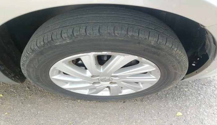 2015 Maruti Swift Dzire ZXI, CNG, Manual, 1,75,742 km, tyre