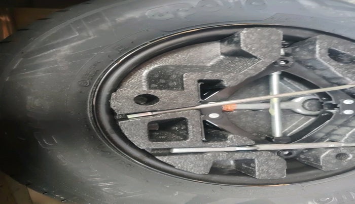 2022 Tata PUNCH CREATIVE AMT 1.2 RTN DUAL TONE, Petrol, Automatic, 30,535 km, tyre