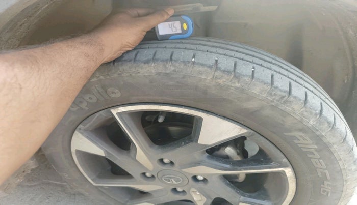 2022 Tata PUNCH CREATIVE AMT 1.2 RTN DUAL TONE, Petrol, Automatic, 30,535 km, tyre