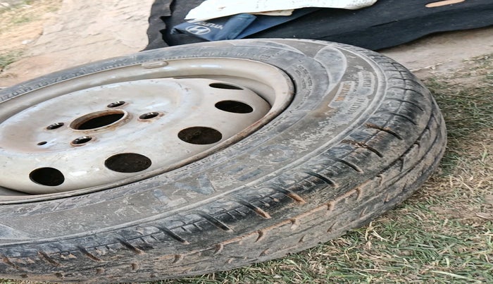 2017 Hyundai Eon ERA +, Petrol, Manual, 73,934 km, tyre