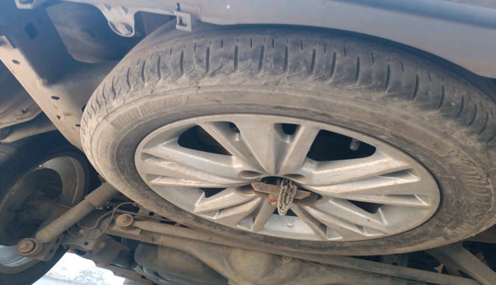 2016 Toyota Innova Crysta 2.4 GX 7 STR, Diesel, Manual, 1,64,208 km, tyre