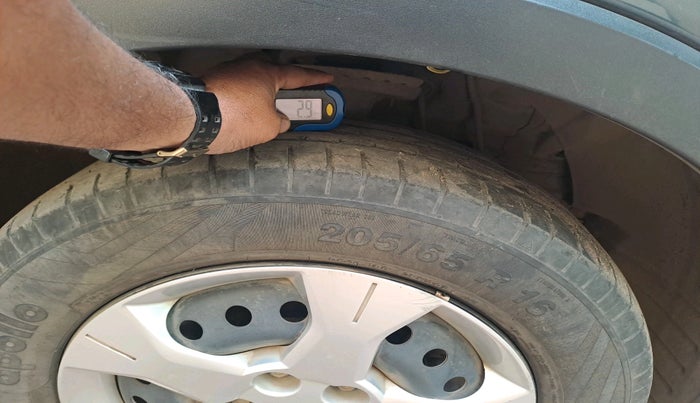 2021 Mahindra XUV300 W6 1.2 PETROL, Petrol, Manual, 22,935 km, tyre