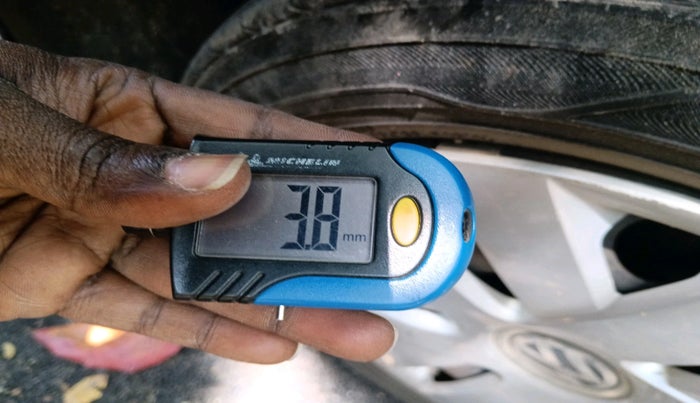 2016 Volkswagen Polo COMFORTLINE 1.2L, Petrol, Manual, 1,01,146 km, tyre