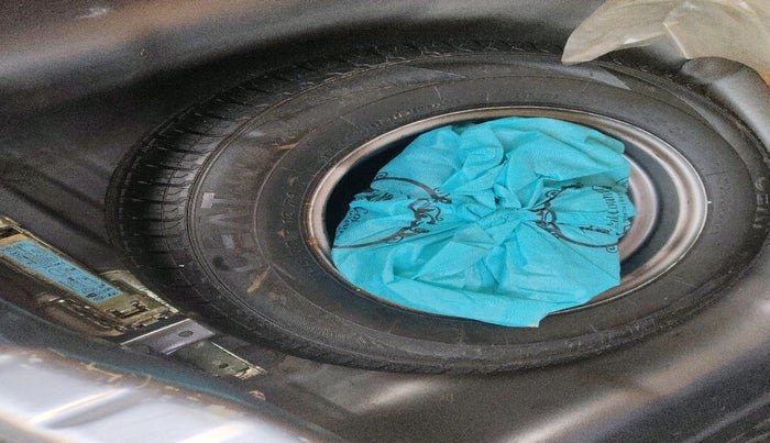 2016 Hyundai Eon ERA +, Petrol, Manual, 12,559 km, tyre