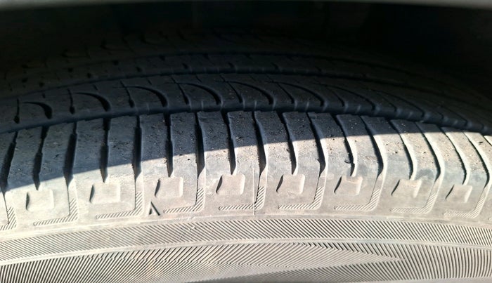 2021 Mahindra XUV700 AX 7 LUXURY P AT 7 STR, Petrol, Automatic, 96,908 km, tyre