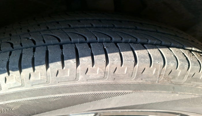 2021 Mahindra XUV700 AX 7 LUXURY P AT 7 STR, Petrol, Automatic, 96,908 km, tyre