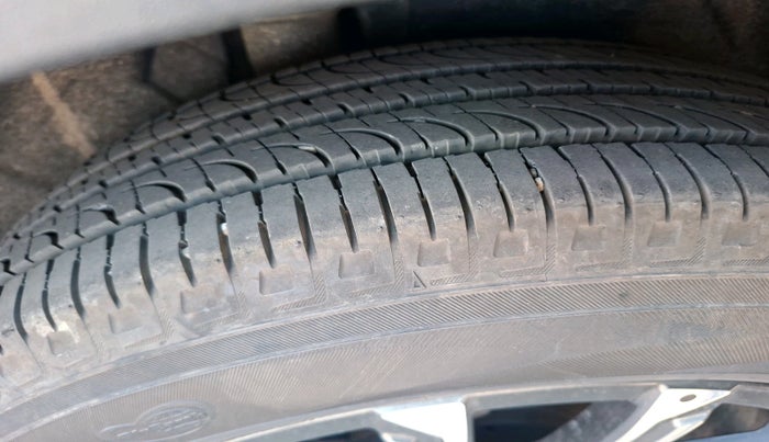 2021 Mahindra XUV700 AX 7 LUXURY P AT 7 STR, Petrol, Automatic, 96,908 km, tyre