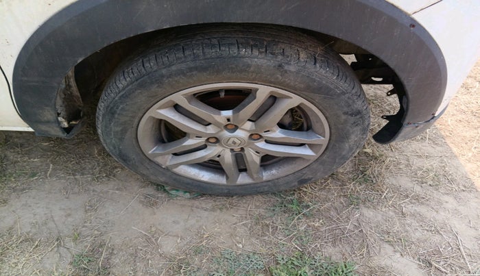 2022 Renault TRIBER RXZ, Petrol, Manual, 28,210 km, tyre