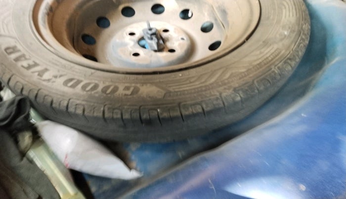 2017 Hyundai Eon MAGNA +, Petrol, Manual, 1,75,566 km, tyre