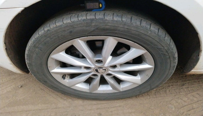 2015 Skoda Octavia ELEGANCE 2.0 TDI AT, Diesel, Automatic, 1,53,485 km, tyre