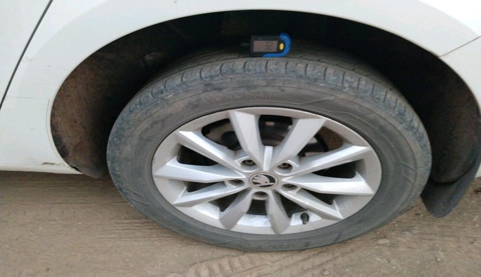 2015 Skoda Octavia ELEGANCE 2.0 TDI AT, Diesel, Automatic, 1,53,485 km, tyre