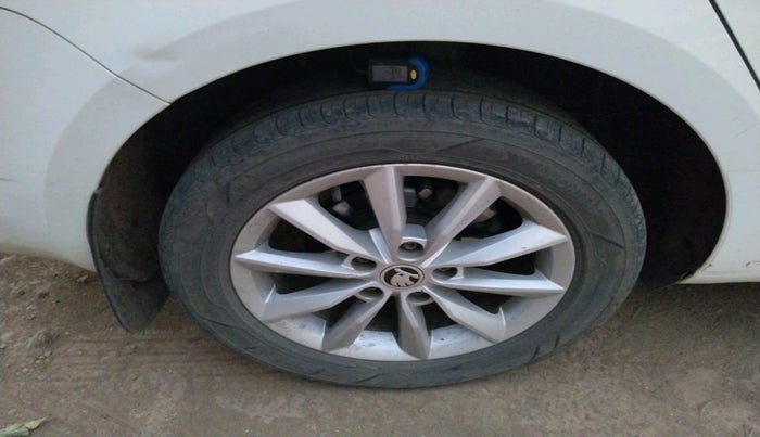 2015 Skoda Octavia ELEGANCE 2.0 TDI AT, Diesel, Automatic, 1,53,485 km, tyre