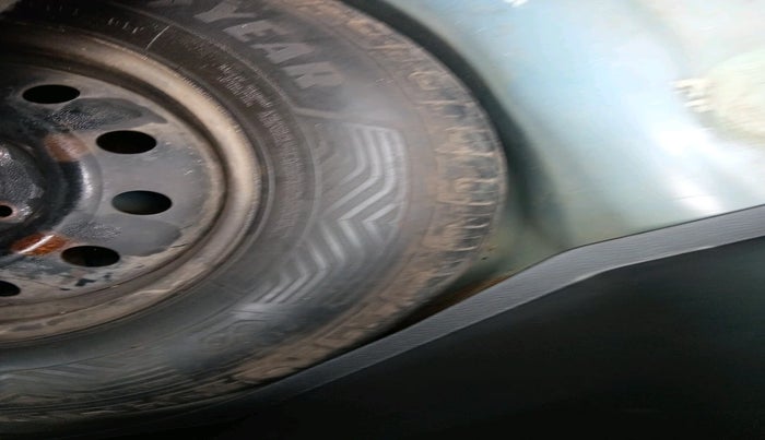 2013 Maruti Swift VXI, Petrol, Manual, 82,588 km, tyre