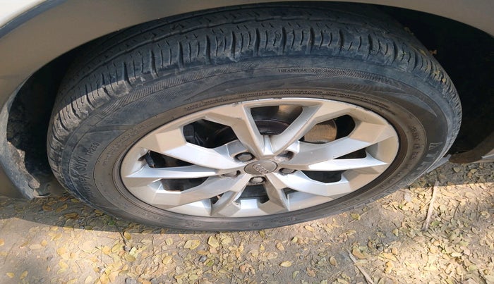 2017 Audi Q3 30 TDI Premium FWD, Diesel, Automatic, 1,12,952 km, tyre