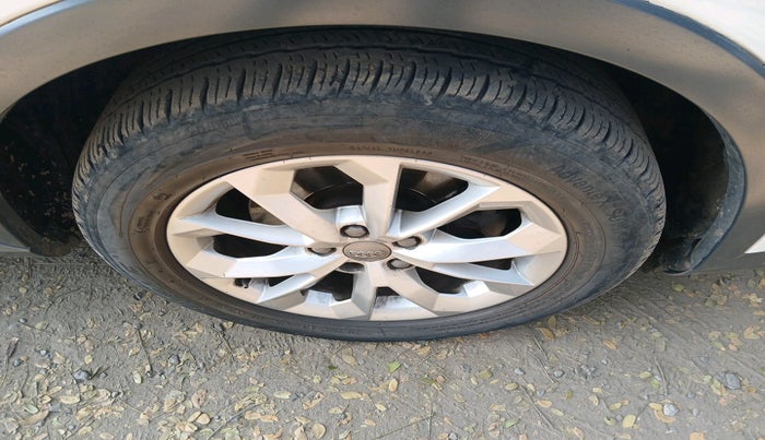 2017 Audi Q3 30 TDI Premium FWD, Diesel, Automatic, 1,12,952 km, tyre