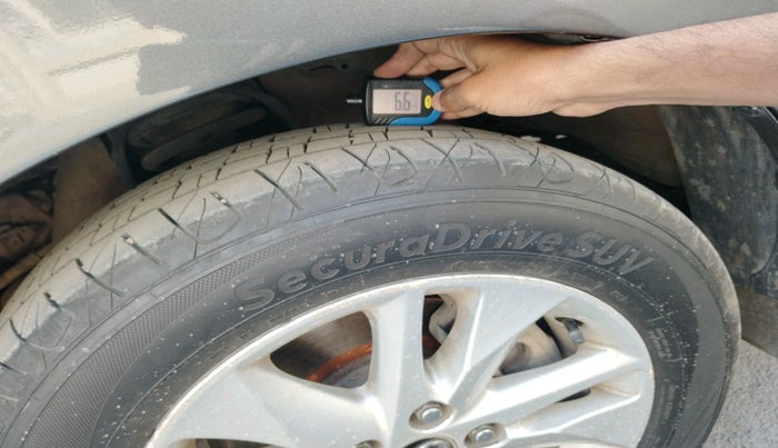 2017 Toyota Innova Crysta 2.4 ZX 7 STR, Diesel, Manual, 1,36,111 km, tyre