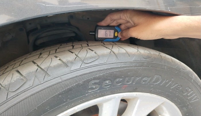 2017 Toyota Innova Crysta 2.4 ZX 7 STR, Diesel, Manual, 1,36,111 km, tyre