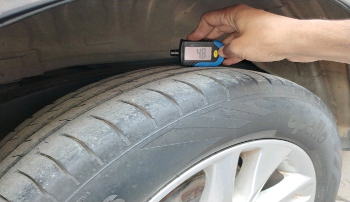 2017 Toyota Innova Crysta 2.4 ZX 7 STR, Diesel, Manual, 1,36,111 km, tyre