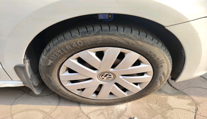 2015 Volkswagen Vento HIGHLINE PETROL AT, Petrol, Automatic, 1,20,345 km, tyre