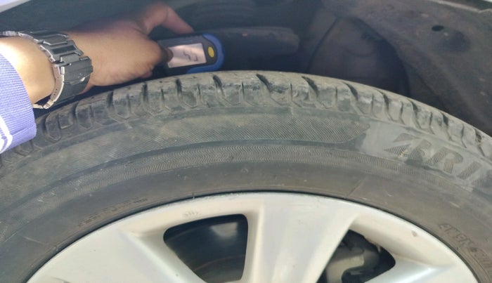 2011 Toyota Corolla Altis GL PETROL, Petrol, Manual, 63,077 km, tyre