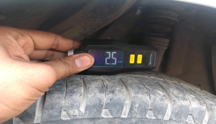 2017 Hyundai Verna 1.6 VTVT SX, Petrol, Manual, 91,774 km, tyre